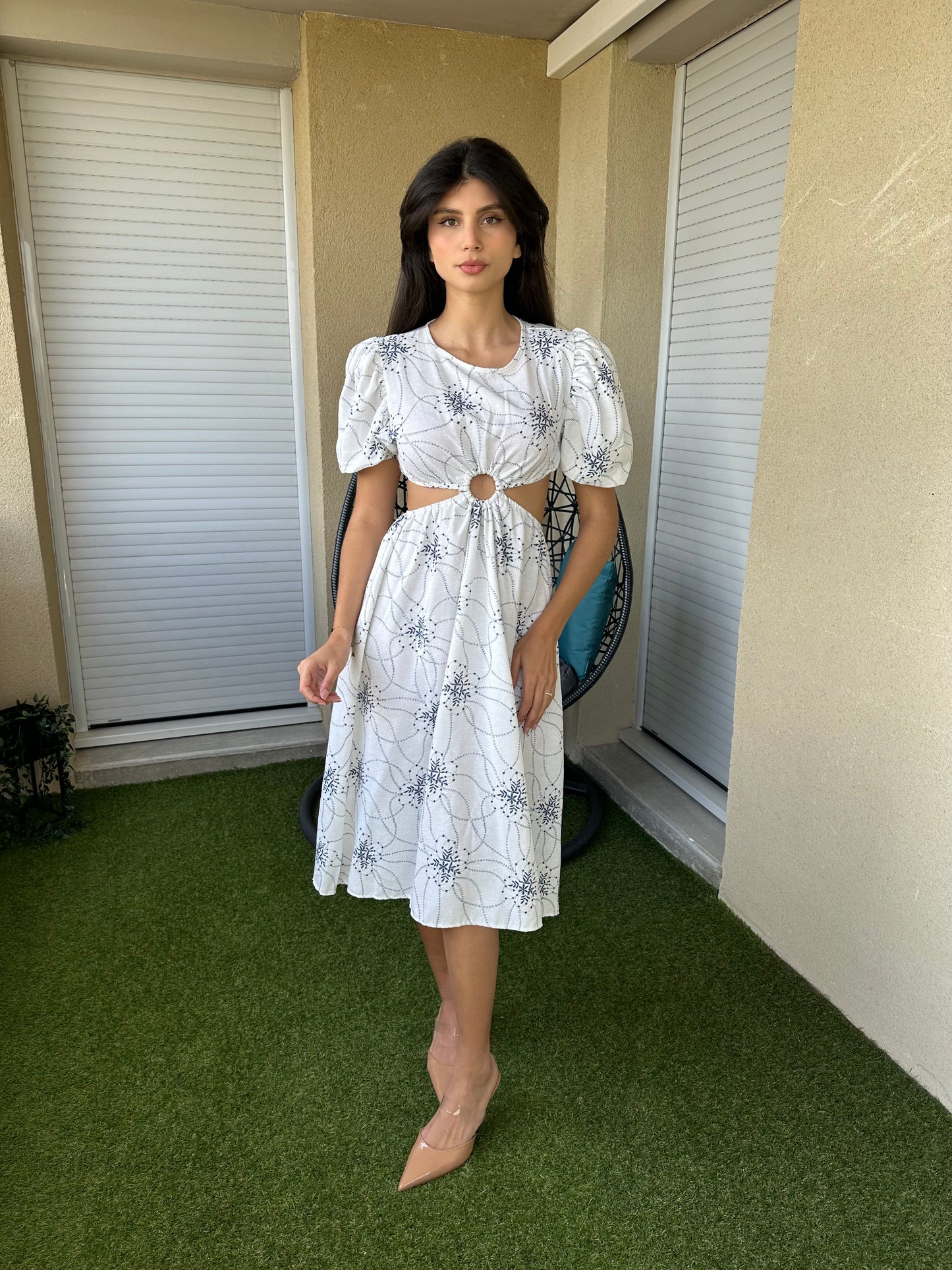 Robe à découpe et détail anneaux