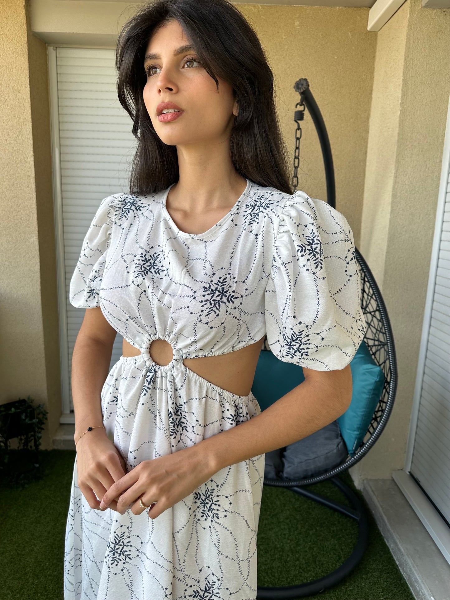 Robe à découpe et détail anneaux