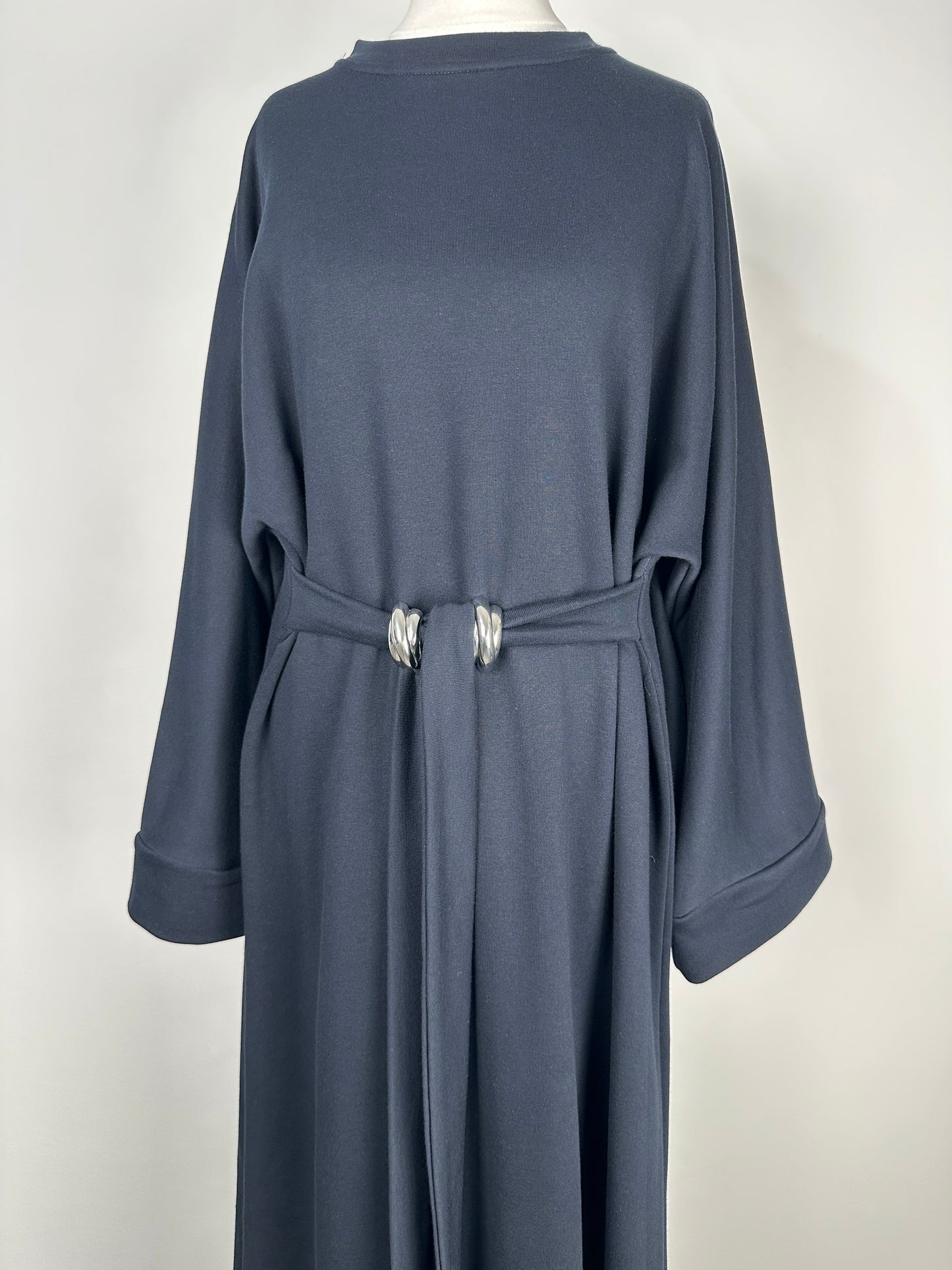 Robe longue ceinturée bleu marine