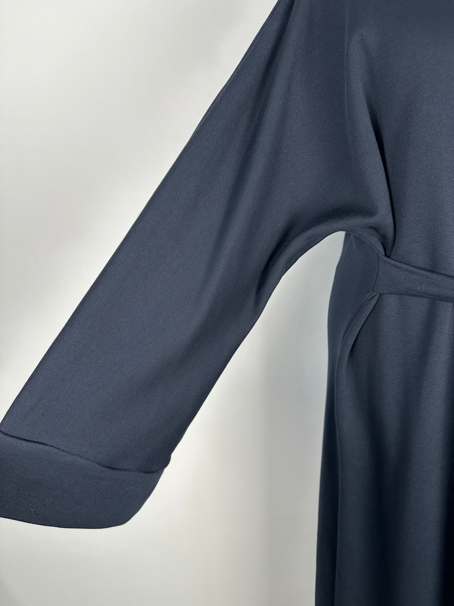 Robe longue ceinturée bleu marine