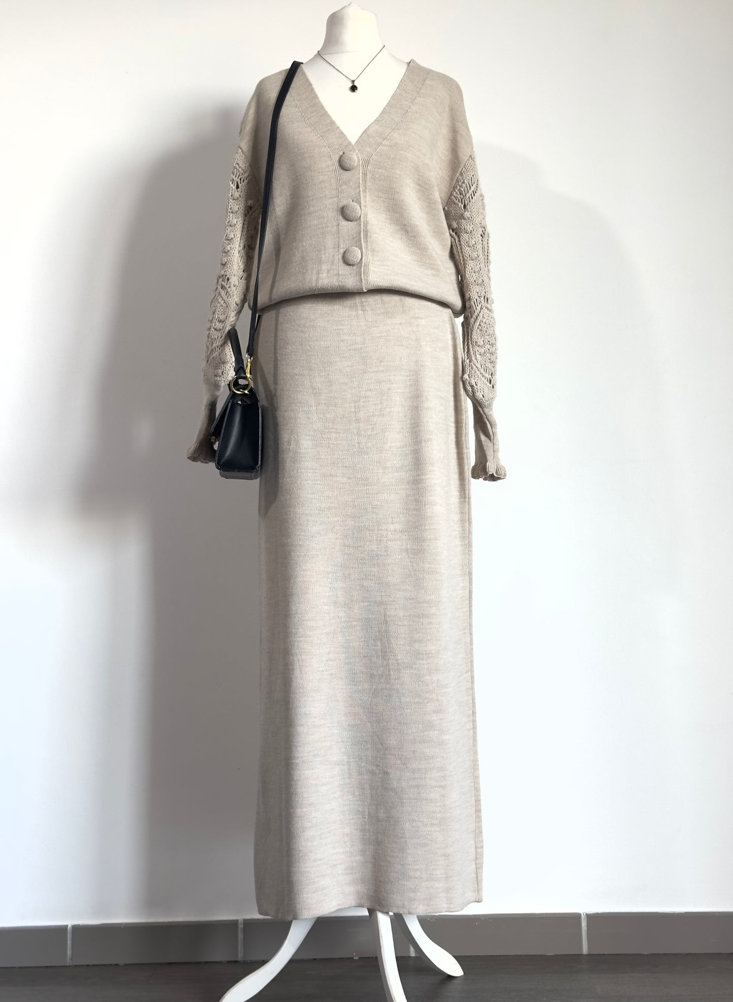 Ensemble cardigan et jupe beige