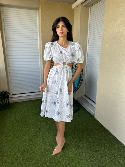 Robe à découpe et détail anneaux