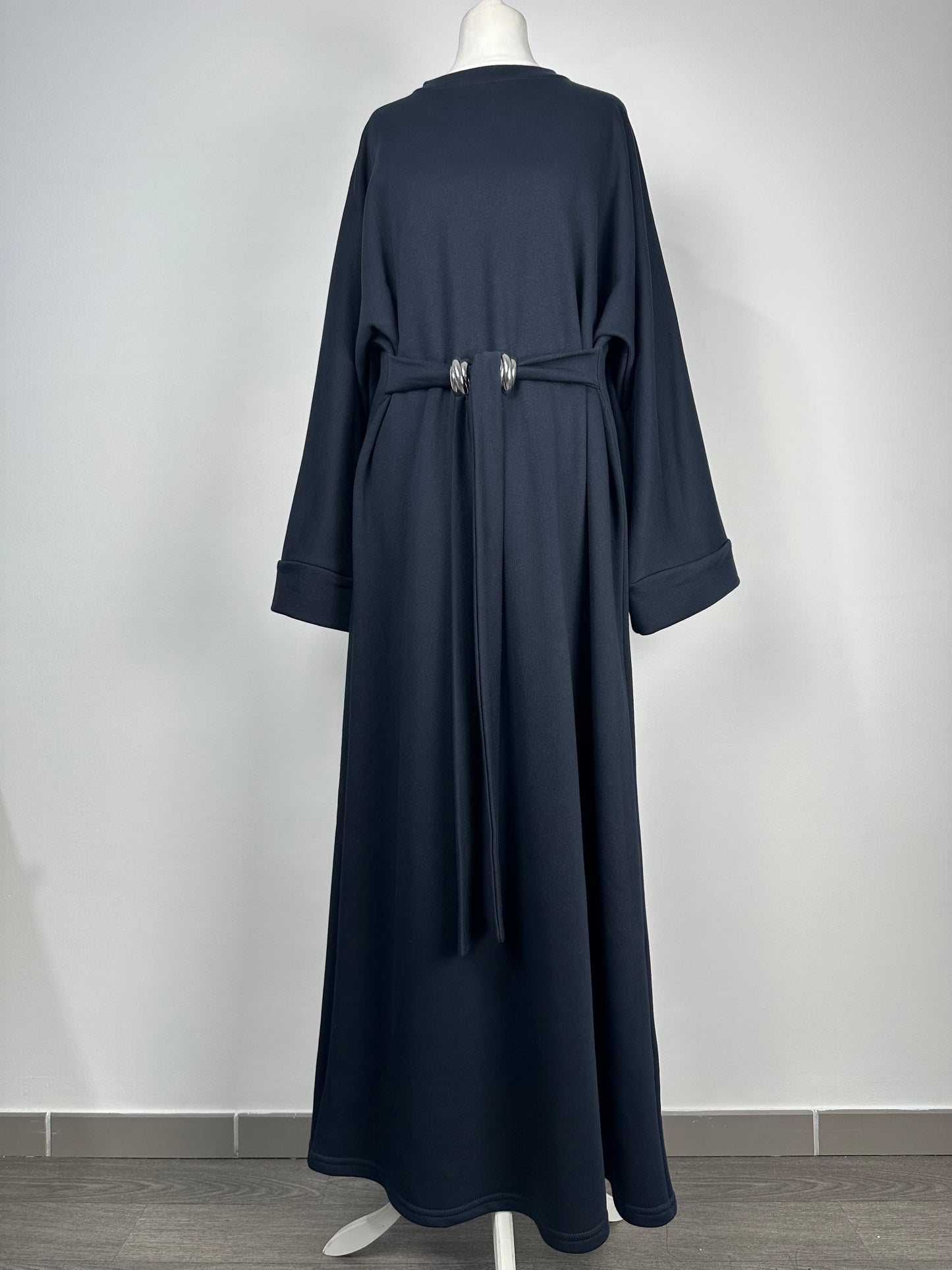 Robe longue ceinturée bleu marine