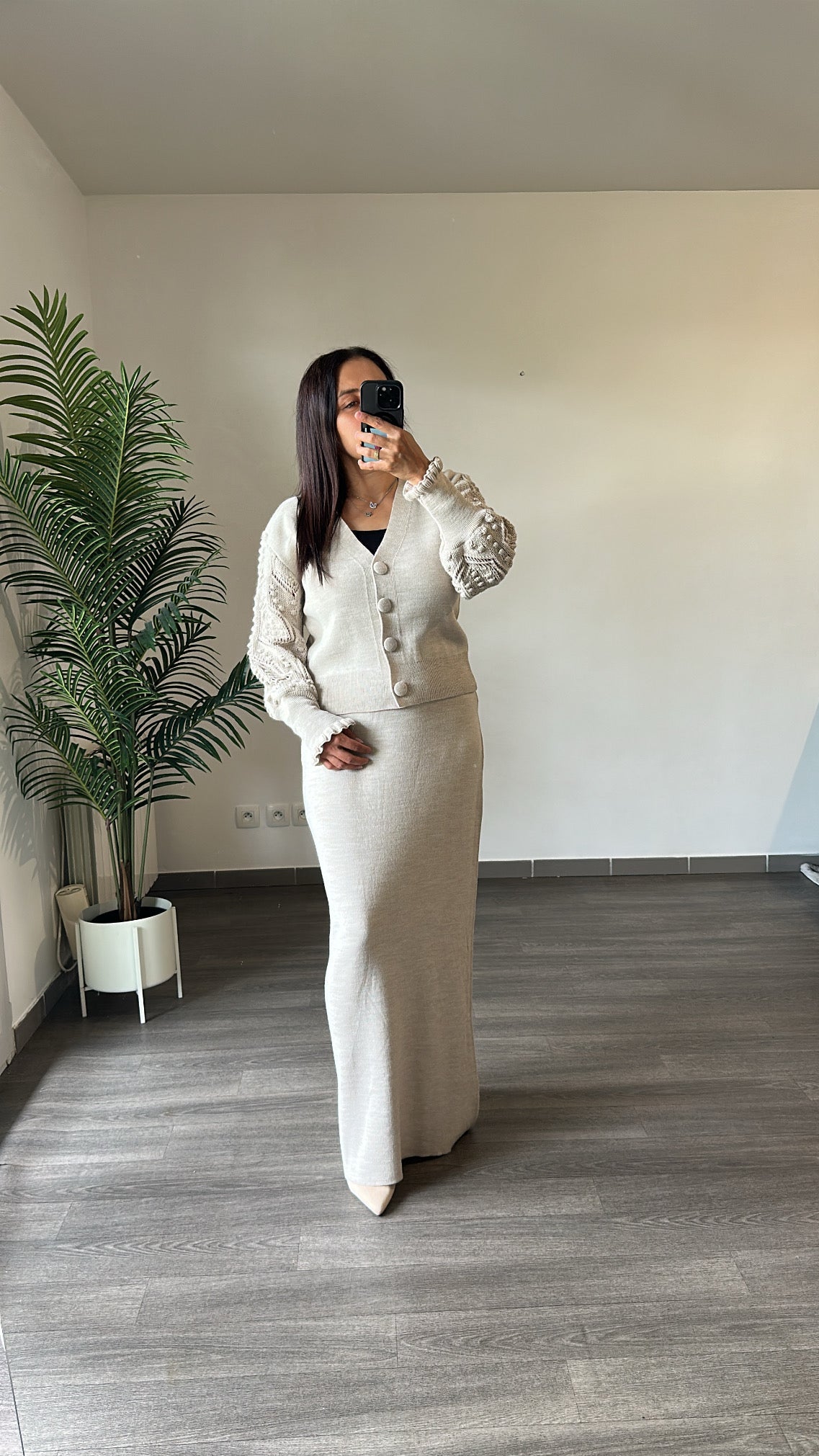 Ensemble cardigan et jupe beige