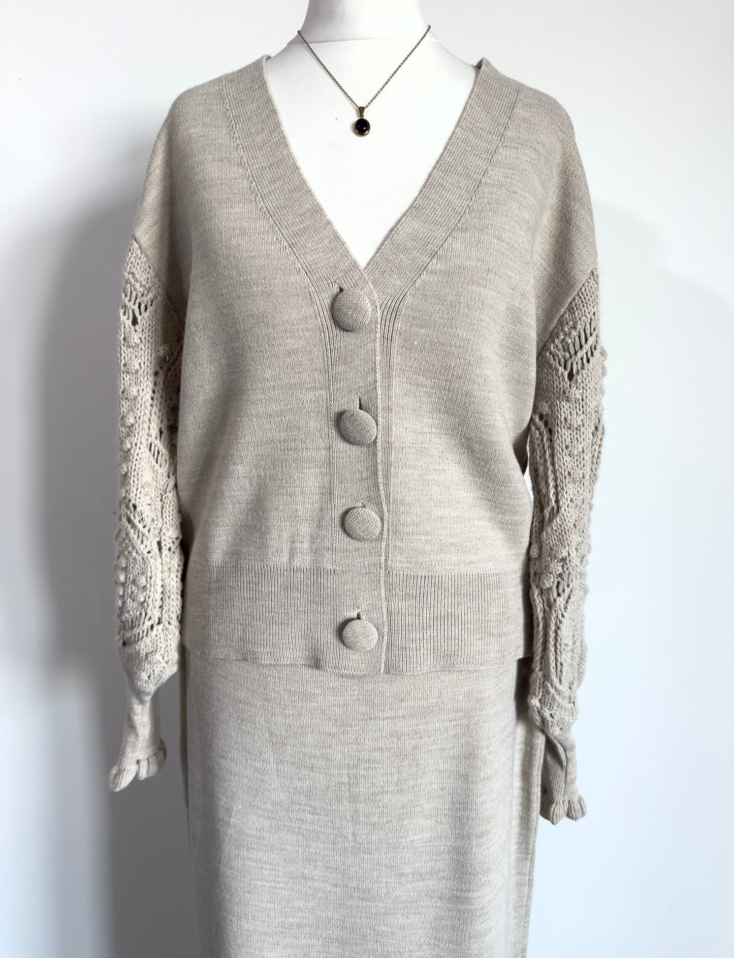 Ensemble cardigan et jupe beige