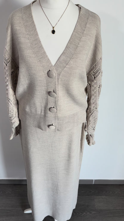 Ensemble cardigan et jupe beige